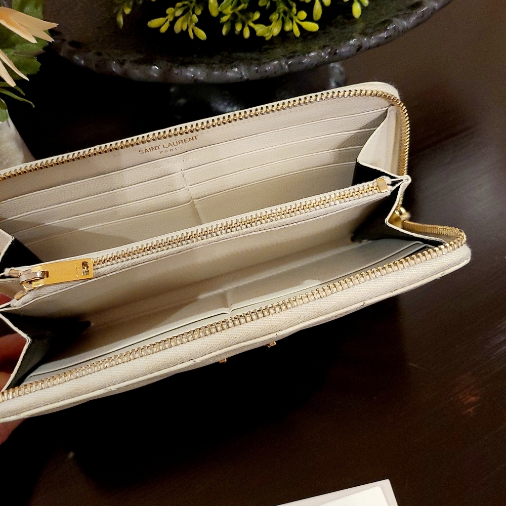 π€β€οΈβπ₯πAuthentic pre-owned Yves Saint Laurent Chevron zip around wallet! π€π - Picture 7 of 9